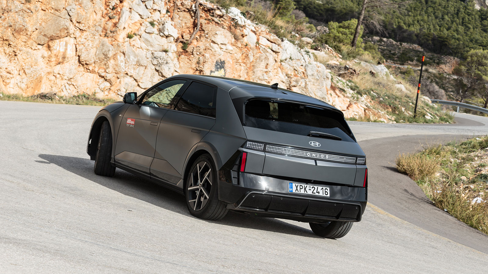 Πίσω, το σπόιλερ οροφής έχει μεγαλώσει κατά περίπου 5 εκ., ενώ έχει προστεθεί και υαλοκαθαριστήρας.