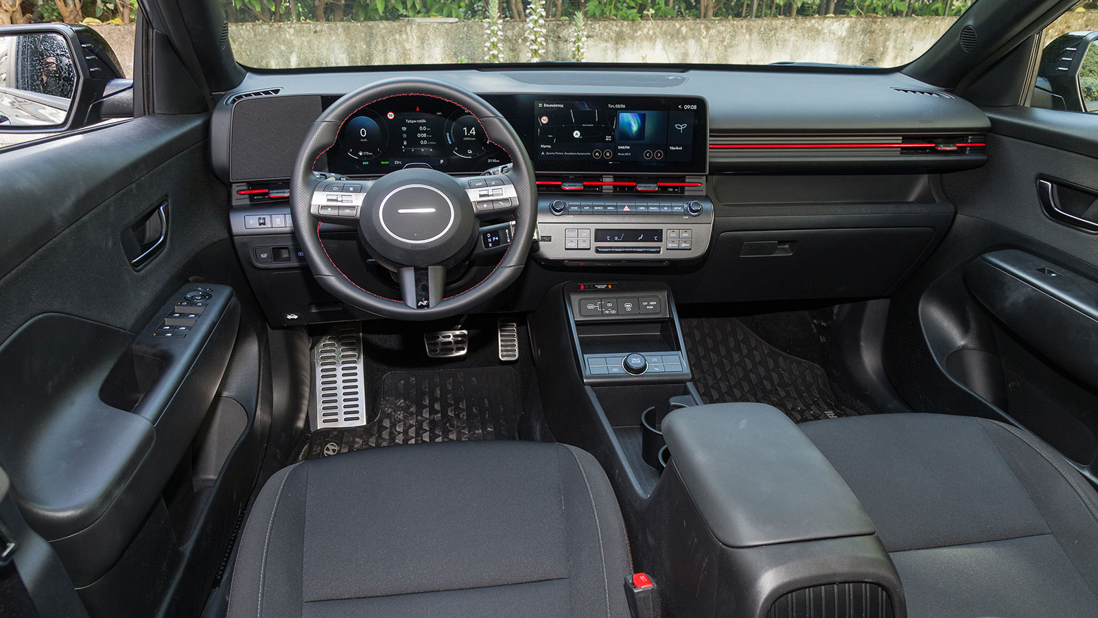 Hyundai Kona. Πόσο καλό είναι σε εξοπλισμό άνεσης και ασφάλειας.