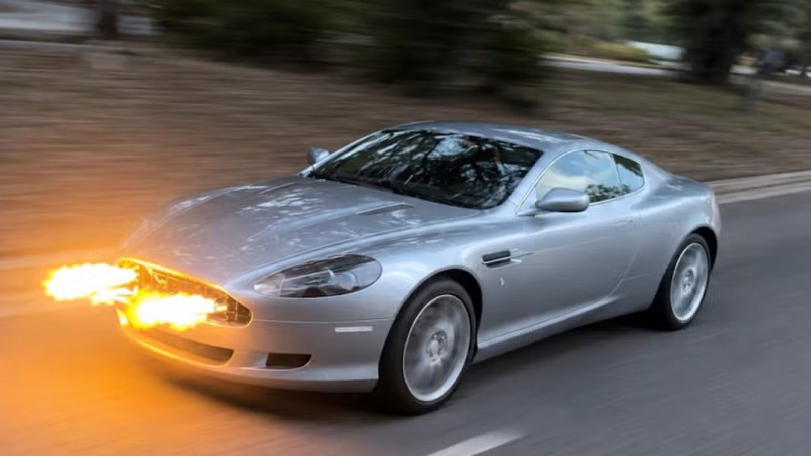 Πίσω από τη μάσκα της Aston Martin DB9 κρύβονται δύο ειδικά συστήματα που μοιάζουν με mini guns και εκτοξεύουν πραγματικές φλόγες. Πίσω από τη μάσκα της Aston Martin DB9 κρύβονται δύο ειδικά συστήματα που μοιάζουν με mini guns και εκτοξεύουν πραγματικές φλόγες.