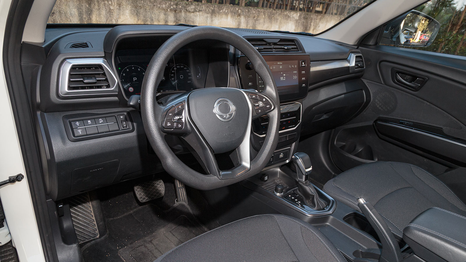 Kgm Tivoli. Πόσο καλό είναι σε εξοπλισμό άνεσης και ασφάλειας.