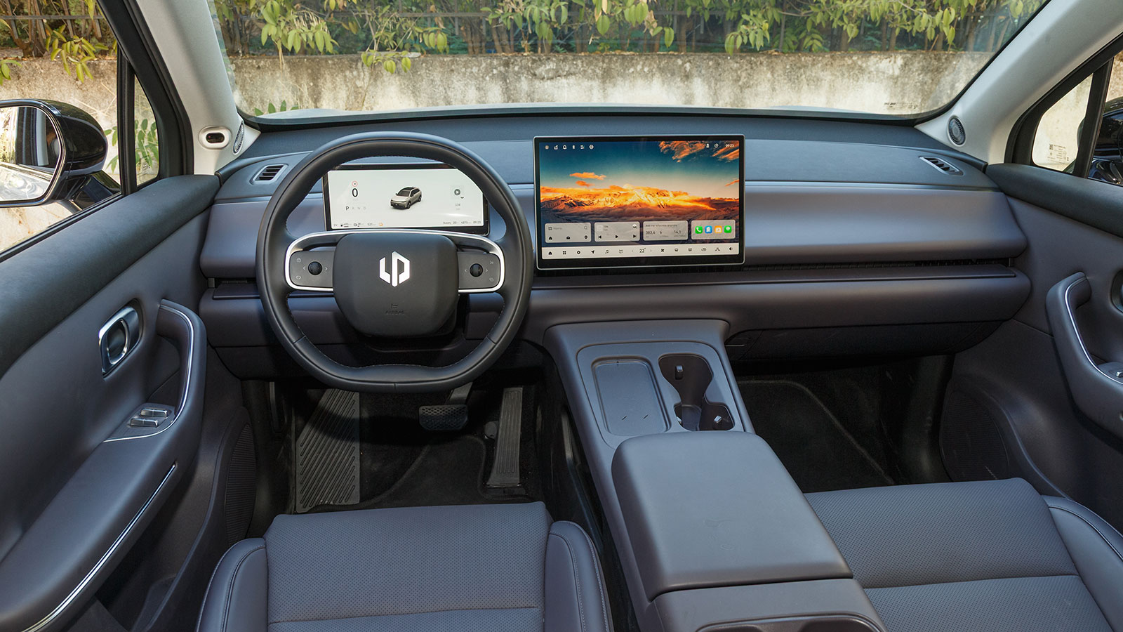 Έχει πλούσιο εξοπλισμό και εσωτερικό που χωράει 5 ψηλούς (ο μεγαλύτερος χώρος για τα γόνατα στην κατηγορία)