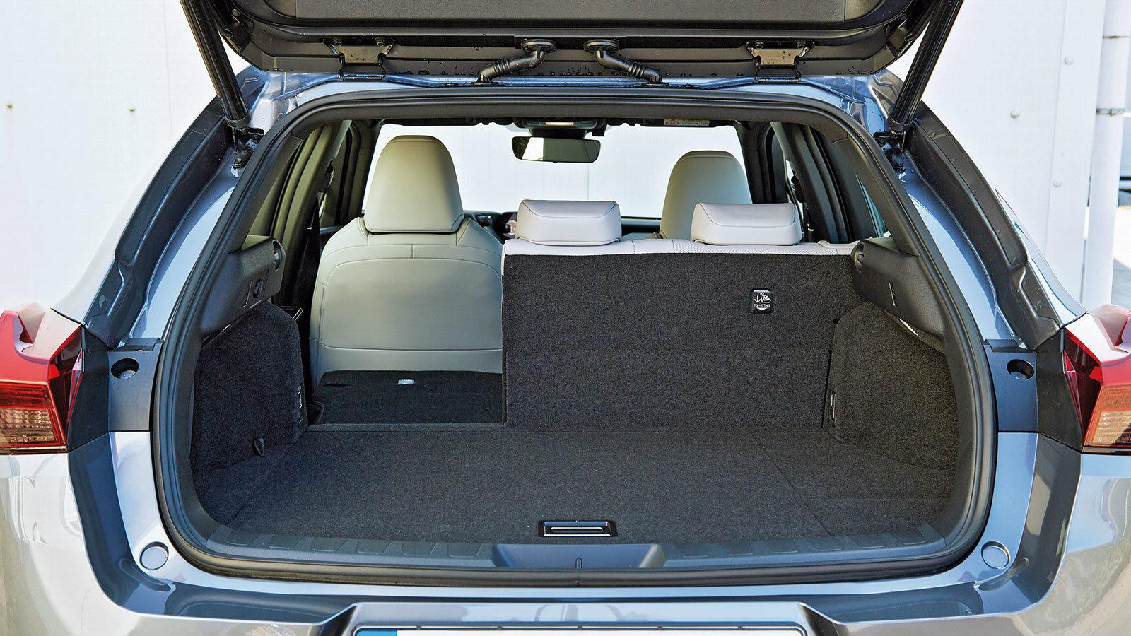 Με μόνο 320 λίτρα χώρο φόρτωσης και υψηλό κατώφλι φόρτωσης συνάμα, ένα είναι σίγουρο: ο χώρος αποσκευών του Lexus δεν συγκαταλέγεται στα δυνατά του σημεία.