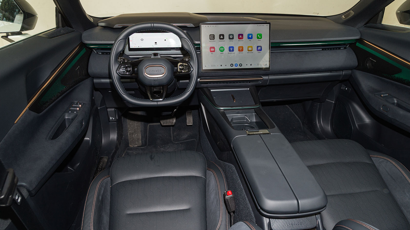 Lynk And Co 08. Πόσο καλό είναι σε εξοπλισμό άνεσης και ασφάλειας.