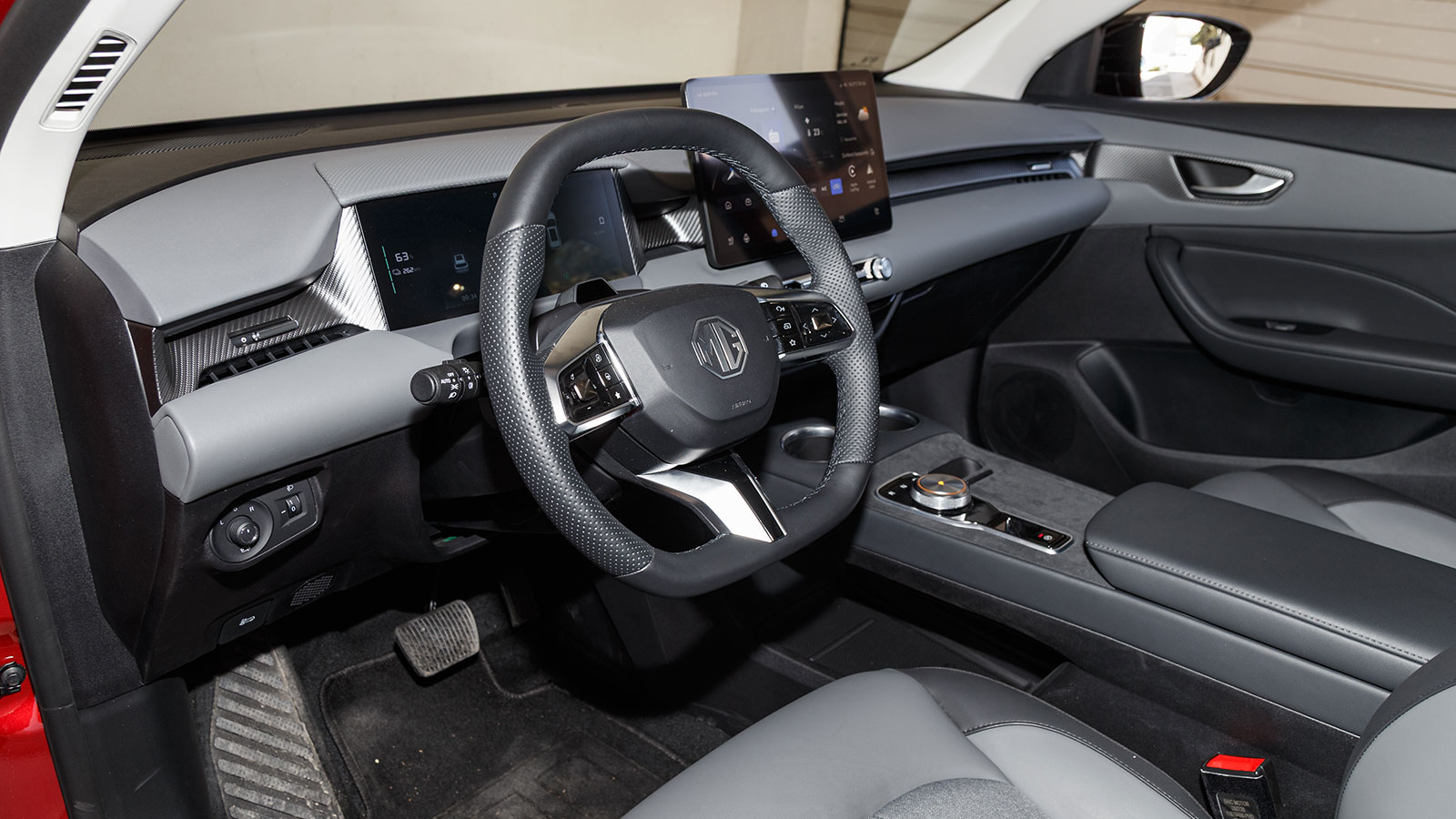 Mg S5 Ev. Πόσο καλό είναι σε εξοπλισμό άνεσης και ασφάλειας.