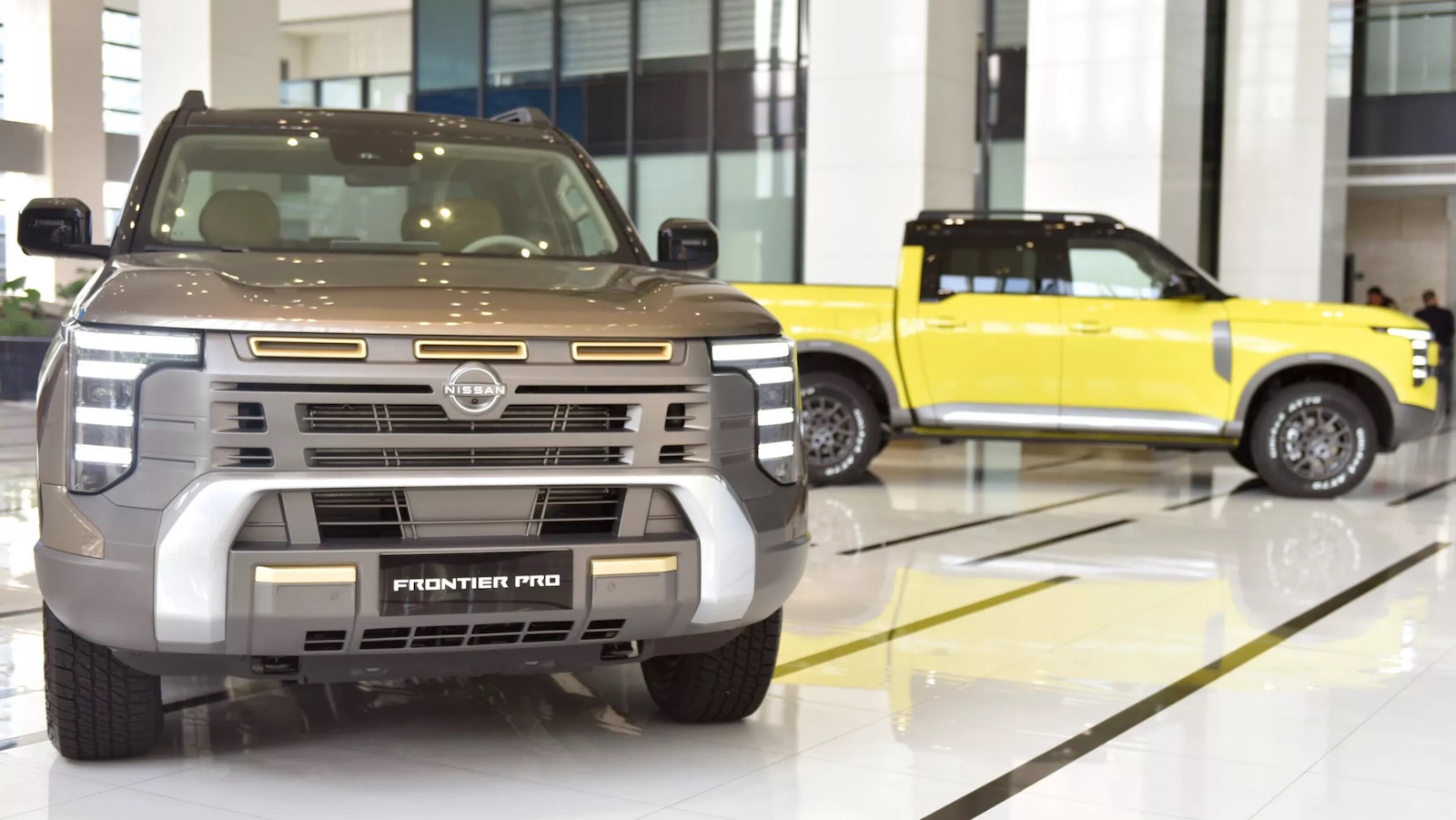 Η σχεδίαση του Frontier Pro είναι επιβλητική και απόλυτα σύγχρονη, συνδυάζοντας αυστηρές γραμμές με έντονη «macho» αισθητική. Η σχεδίαση του Frontier Pro είναι επιβλητική και απόλυτα σύγχρονη, συνδυάζοντας αυστηρές γραμμές με έντονη «macho» αισθητική.