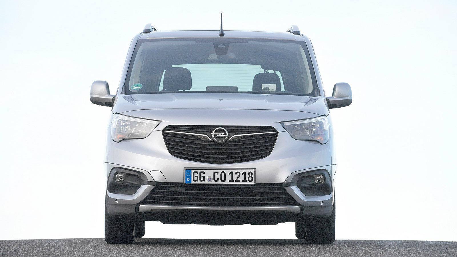 Berlingo ή Rifter; Οι ομοιότητες είναι προφανείς, καθώς το Combo είναι στην ουσία ένα Van του ομίλου PSA. Η αριστερή συρόμενο πόρτα συνιστά στοιχείο του πρόσθετου εξοπλισμού. 