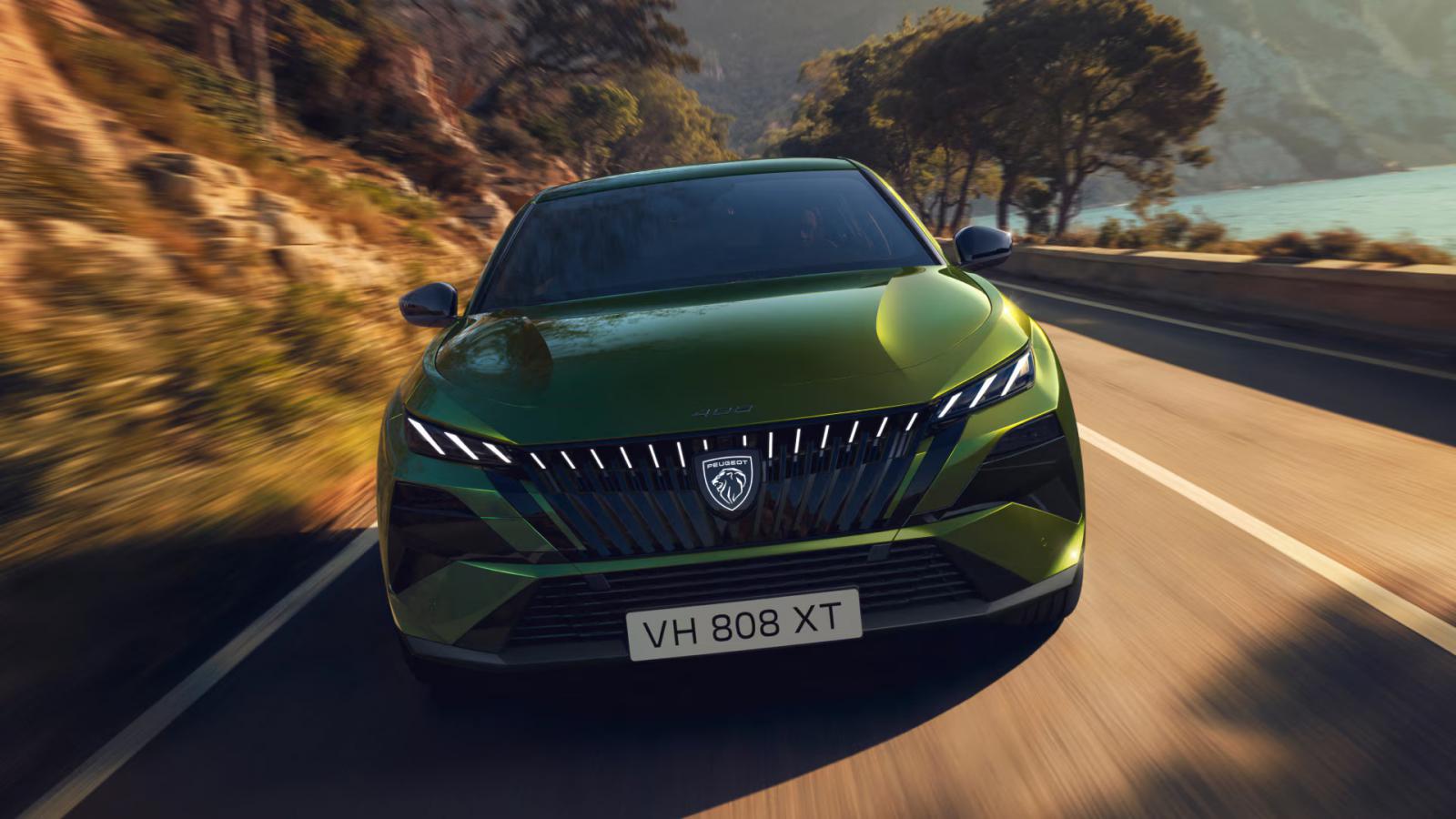 Η Peugeot πήρε τη σιλουέτα που όλοι αγάπησαν και την έκανε ακόμα πιο αιχμηρή. Η νέα μάσκα φιλοξενεί την ανανεωμένη υπογραφή των τριών νυχιών LED
