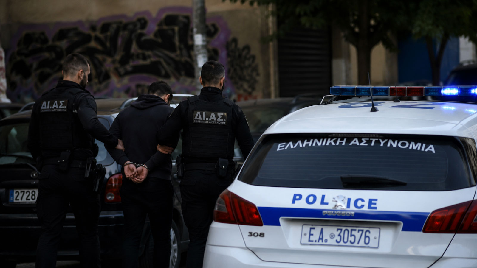 Κλοπή 11.000 ευρώ στο Περιστέρι: Υπάλληλος «κάρφωνε» τις μεταφορές χρημάτων Κλοπή 11.000 ευρώ στο Περιστέρι: Υπάλληλος «κάρφωνε» τις μεταφορές χρημάτων