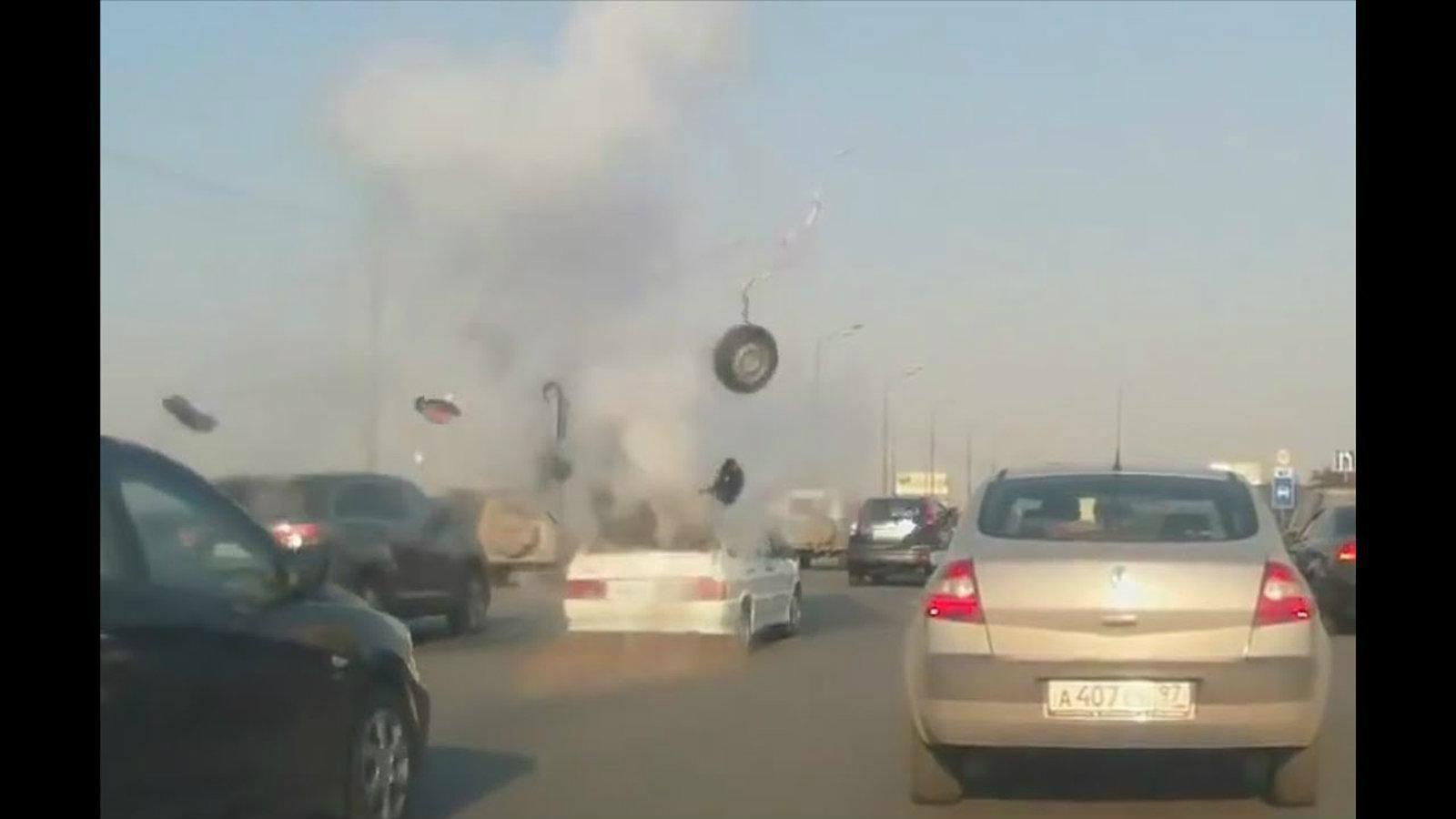 Περίεργη έκρηξη αυτοκινήτου εν κινήσει… [video]