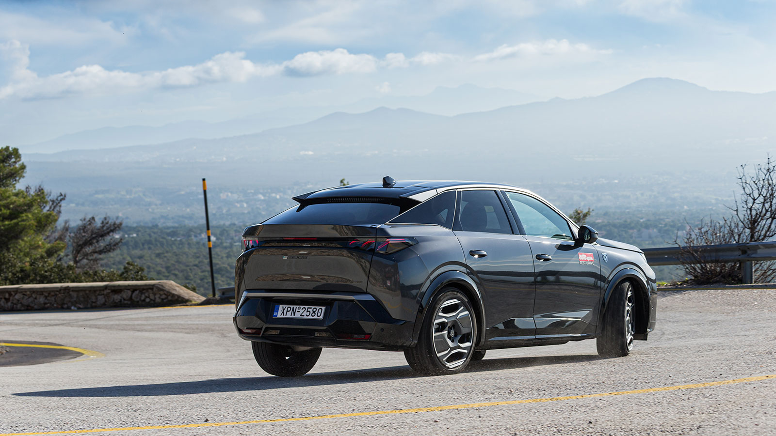 Βγάζει 400 χλμ. και φορτίζει από 20-80% σε 30 λεπτά (DC 160 kW).