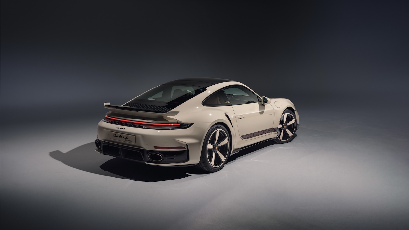 Η Porsche δημιούργησε μια έντονη οπτική αντίθεση τοποθετώντας το αεροδυναμικό πακέτο SportDesign σε γυαλιστερό μαύρο χρώμα, το οποίο περιλαμβάνει ανασχεδιασμένους προφυλακτήρες, αεροδυναμικές πλαϊνές ποδιές και έναν επιθετικό διαχύτη στο πίσω μέρος. Η Porsche δημιούργησε μια έντονη οπτική αντίθεση τοποθετώντας το αεροδυναμικό πακέτο SportDesign σε γυαλιστερό μαύρο χρώμα, το οποίο περιλαμβάνει ανασχεδιασμένους προφυλακτήρες, αεροδυναμικές πλαϊνές ποδιές και έναν επιθετικό διαχύτη στο πίσω μέρος.