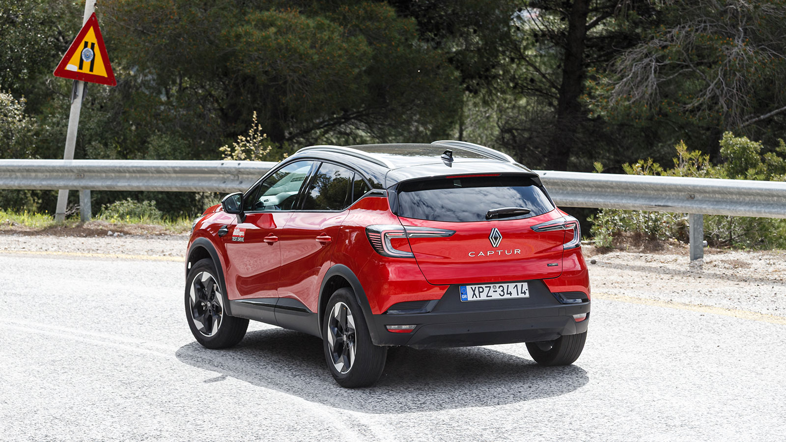 Είναι το γρηγορότερο πλήρως υβριδικό μικρό SUV της αγοράς (0-100 σε 8,8 δλ.).