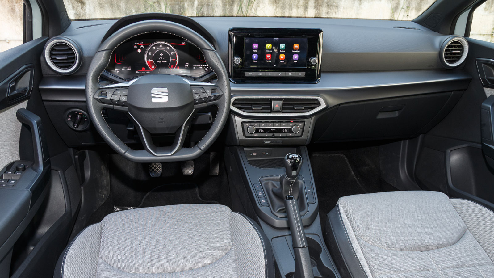 Seat Ibiza. Πόσο καλό είναι σε εξοπλισμό άνεσης και ασφάλειας.