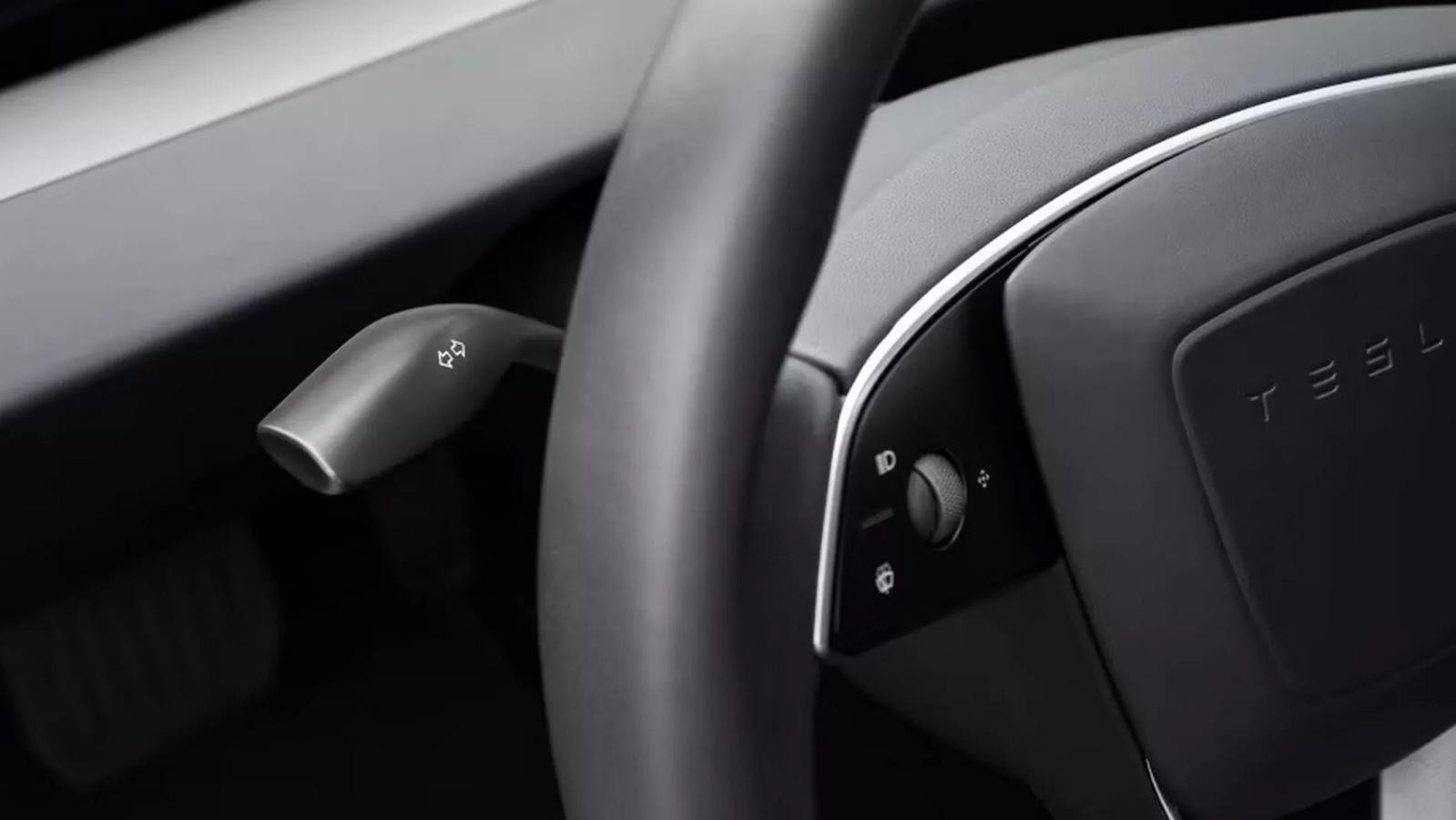 Tesla Model 3: Ο μοχλός φλας επιστρέφει μετά τις αντιδράσεις των οδηγών 