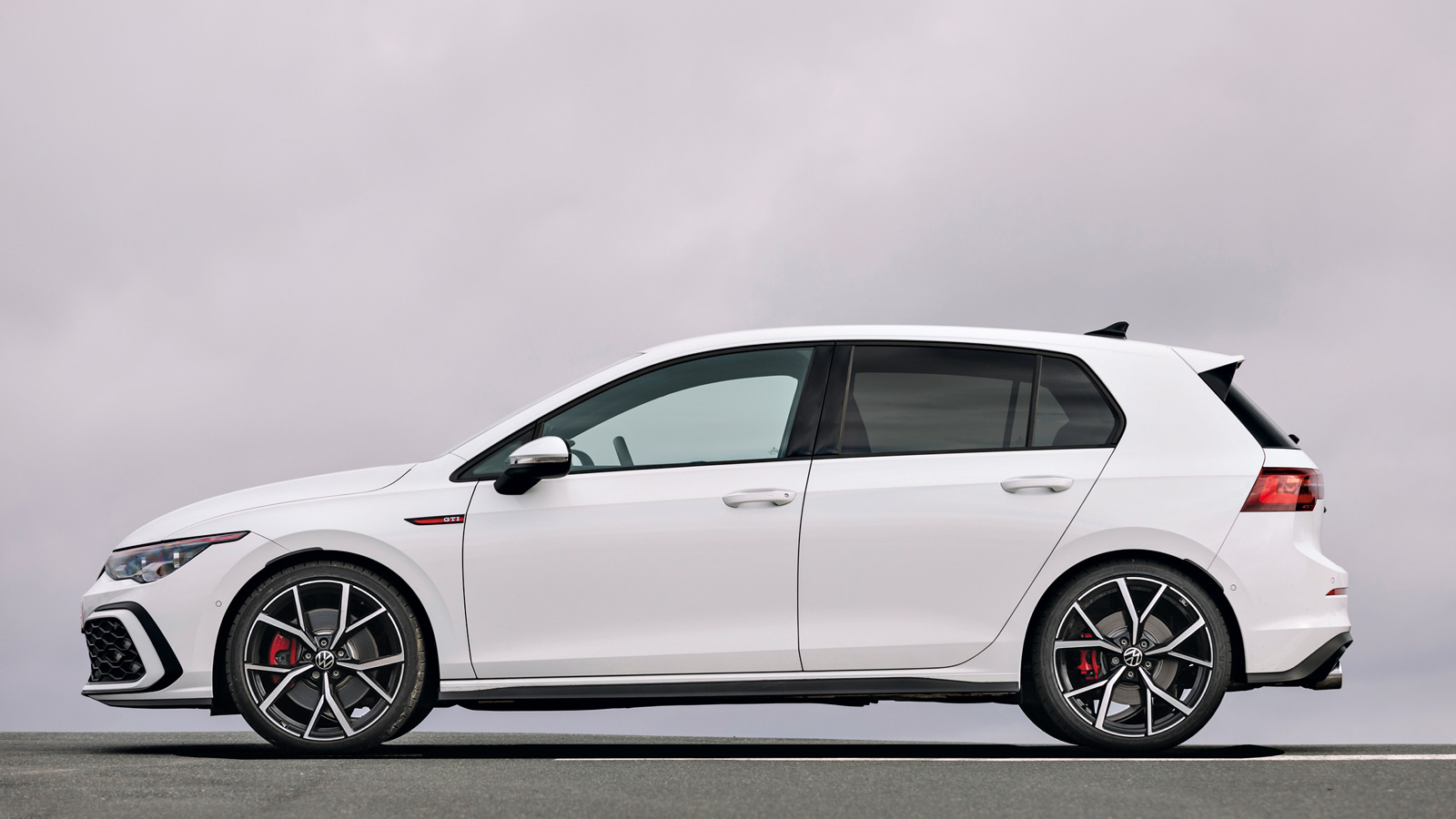 Συγκρίνουμε το VW Golf GTI με το GTI Clubsport και το Golf R