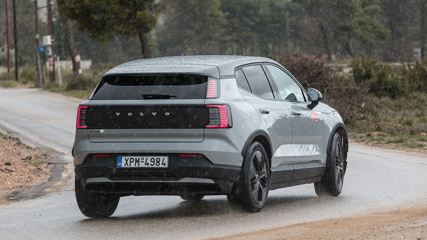 Βγάζει 340 χλμ. και υποστηρίζει ταχυφόρτιση DC με ισχύ έως 153 kW.