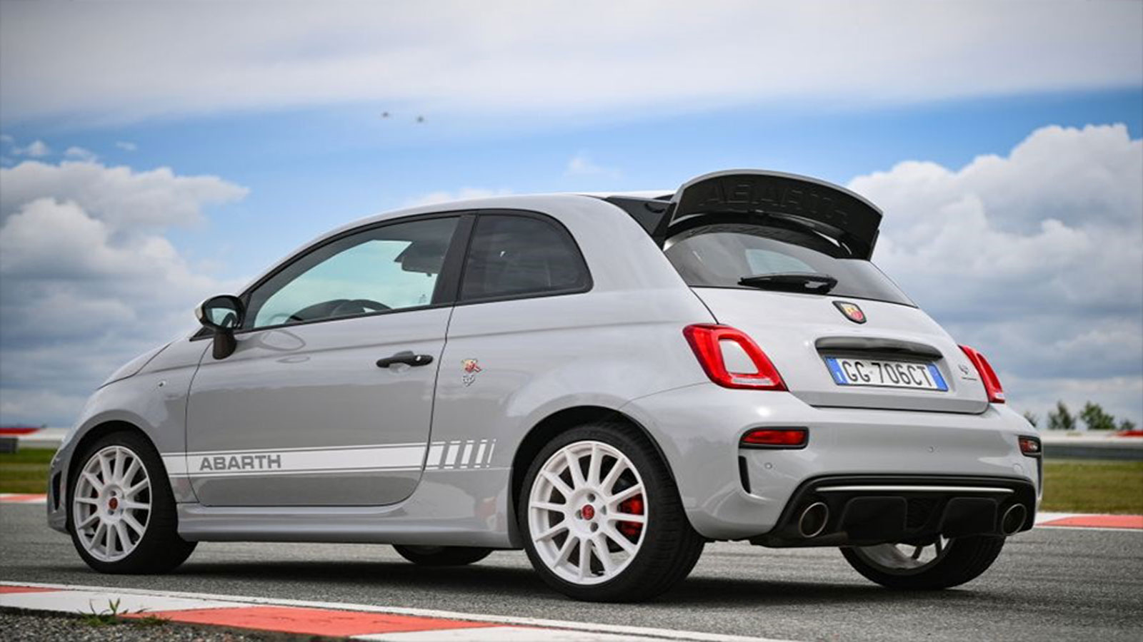 Στην Ελληνική αγορά το Abarth 695 Esseesse με 180 ίππους