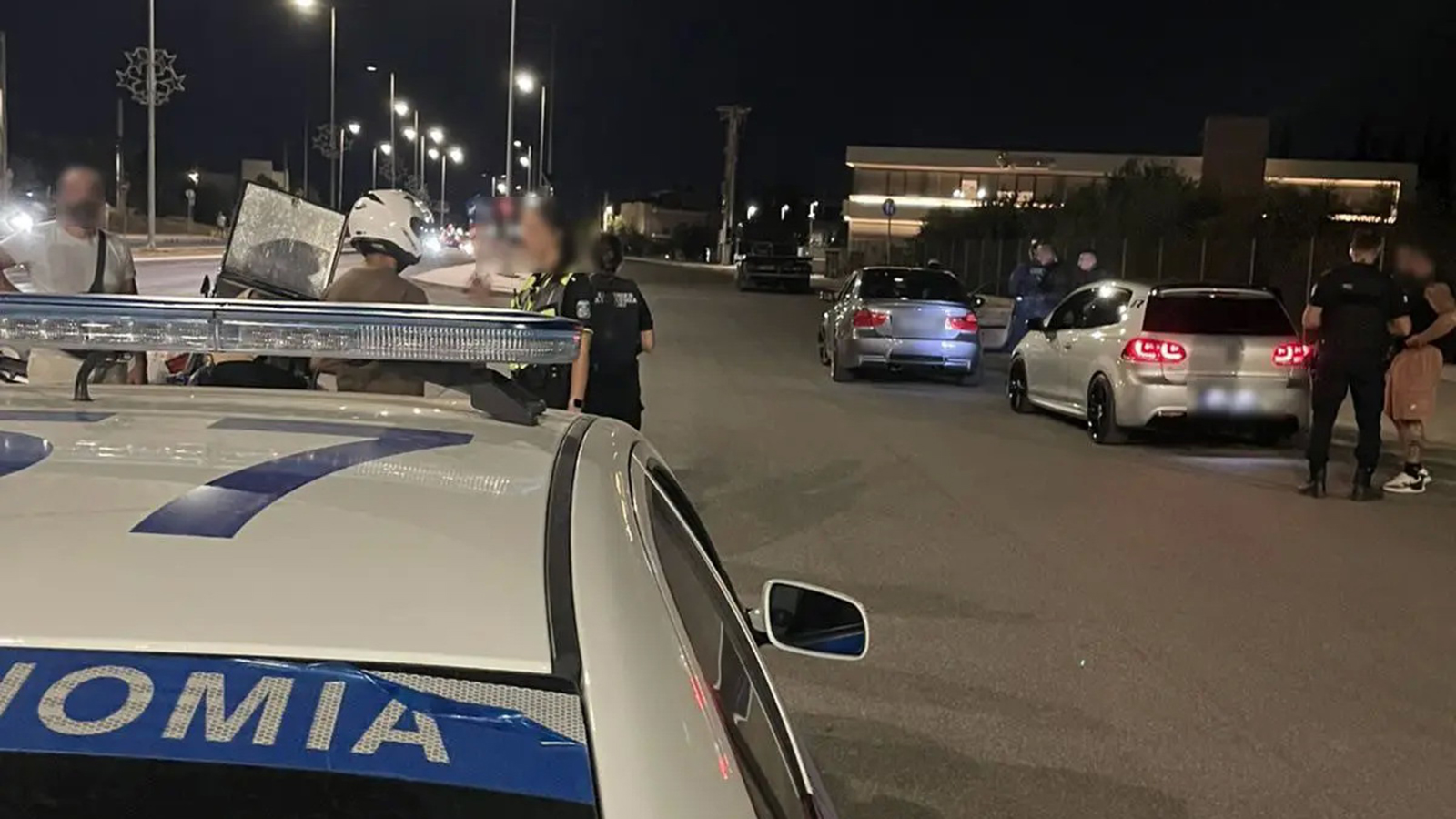 Εξονυχιστικοί έλεγχοι της ΕΛ.ΑΣ. σε οχήματα σε Ίλιον-Πετρούπολη Εξονυχιστικοί έλεγχοι της ΕΛ.ΑΣ. σε οχήματα σε Ίλιον-Πετρούπολη