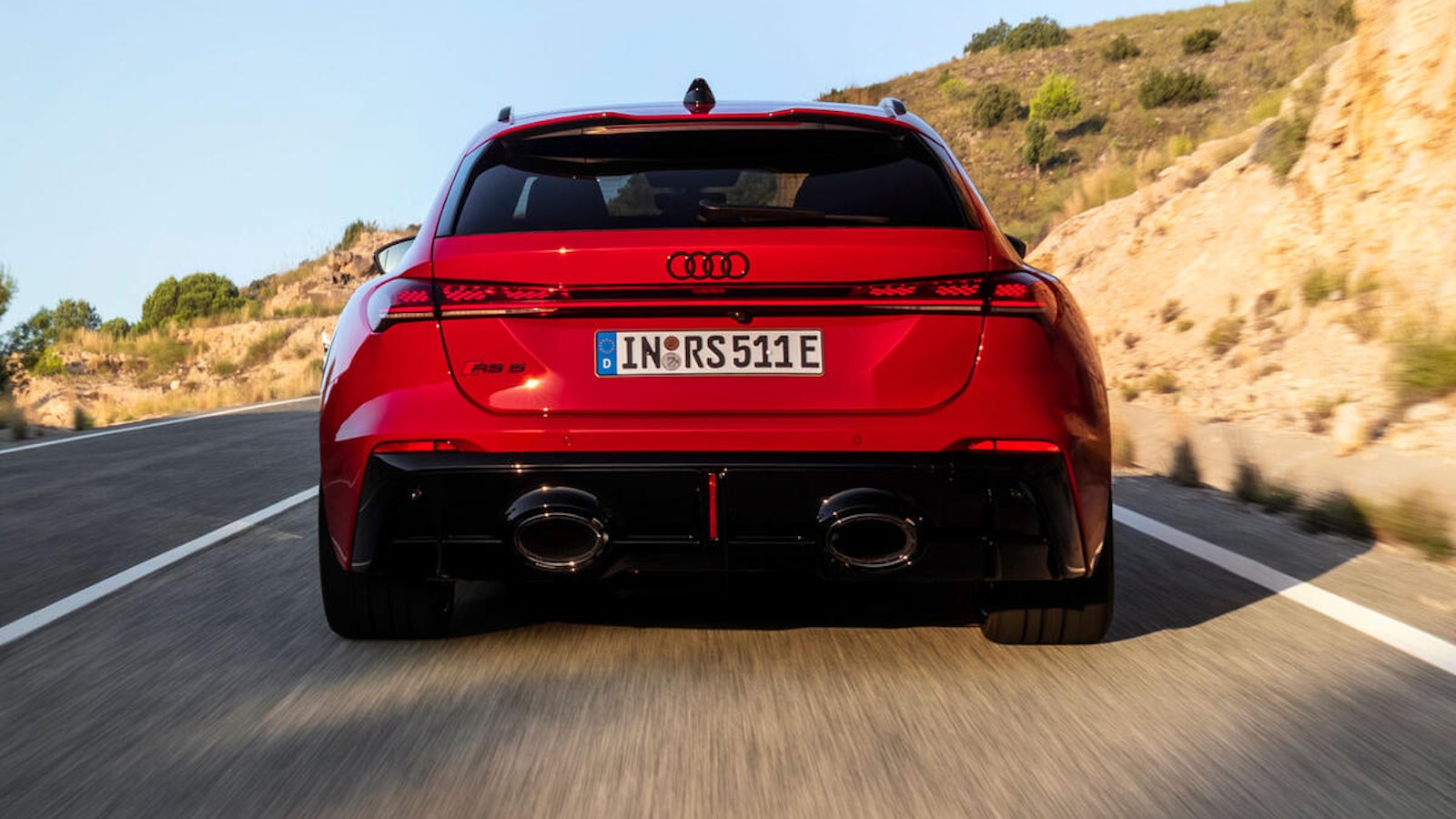 Εξωτερικά, η νέα RS 5 επιβάλλεται με την παρουσία της, όντας περίπου εννέα εκατοστά φαρδύτερη από το βασικό μοντέλο της σειράς A5.