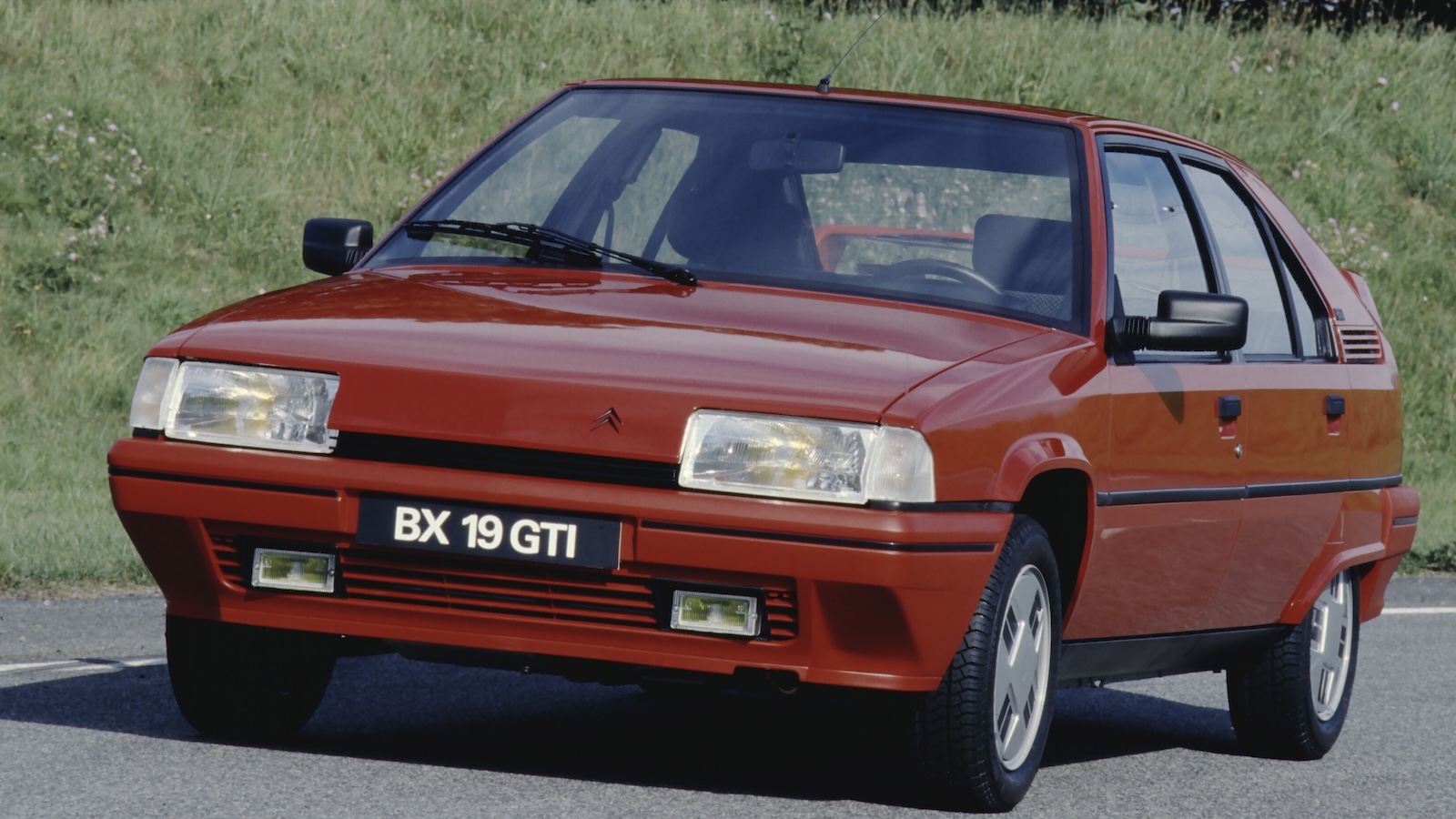 Citroen BX GTi: 40 χρόνια από το sport sedan των 200 χλμ./ώρα Citroen BX GTi: 40 χρόνια από το sport sedan των 200 χλμ./ώρα