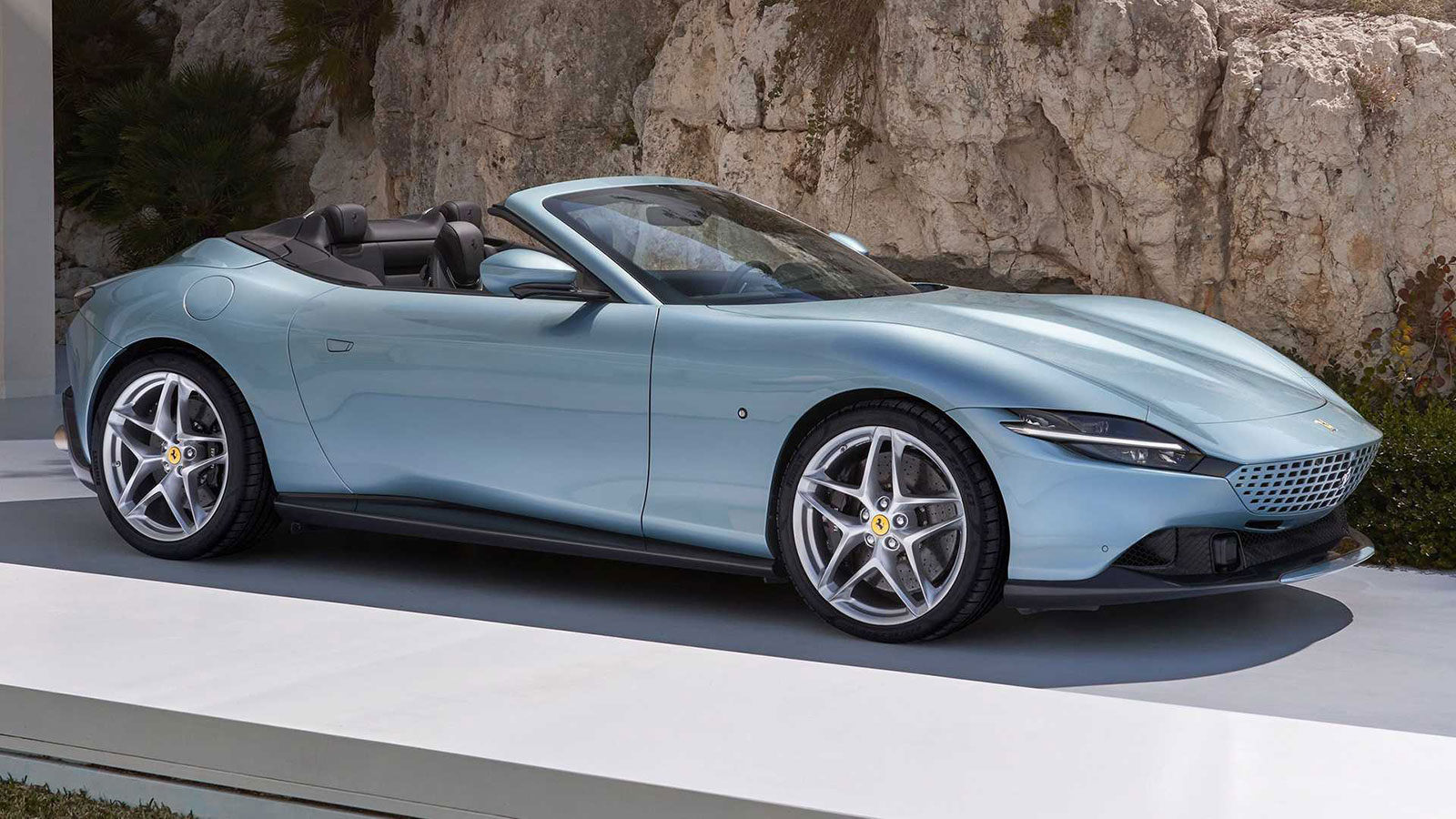 Πρεμιέρα με 620 άλογα για τη Ferrari Roma Spider