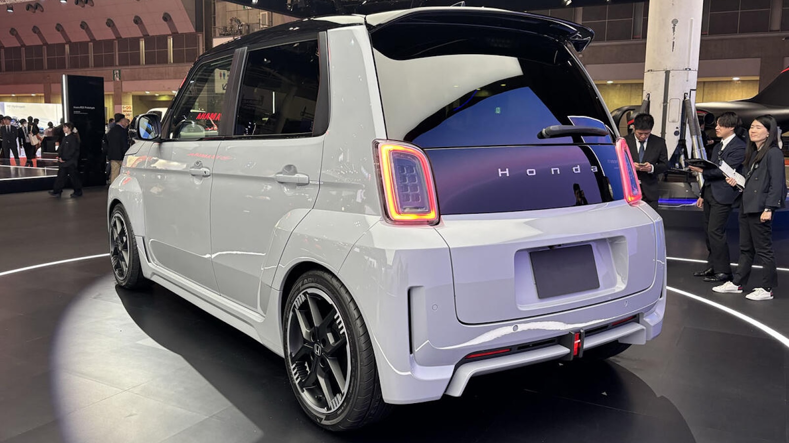 od Festival of Speed, όπου είχε εντυπωσιάσει με τον φουτουριστικό σχεδιασμό του. Το μοντέλο στηρίζεται στην πλατφόρμα των N-Series της Honda, με εμφανείς ρίζες στο ιαπωνικό N-One e. od Festival of Speed, όπου είχε εντυπωσιάσει με τον φουτουριστικό σχεδιασμό του. Το μοντέλο στηρίζεται στην πλατφόρμα των N-Series της Honda, με εμφανείς ρίζες στο ιαπωνικό N-One e.