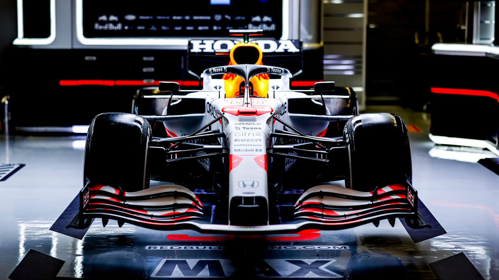 Red Bull: Λευκά μονοθέσια τιμώντας την Honda