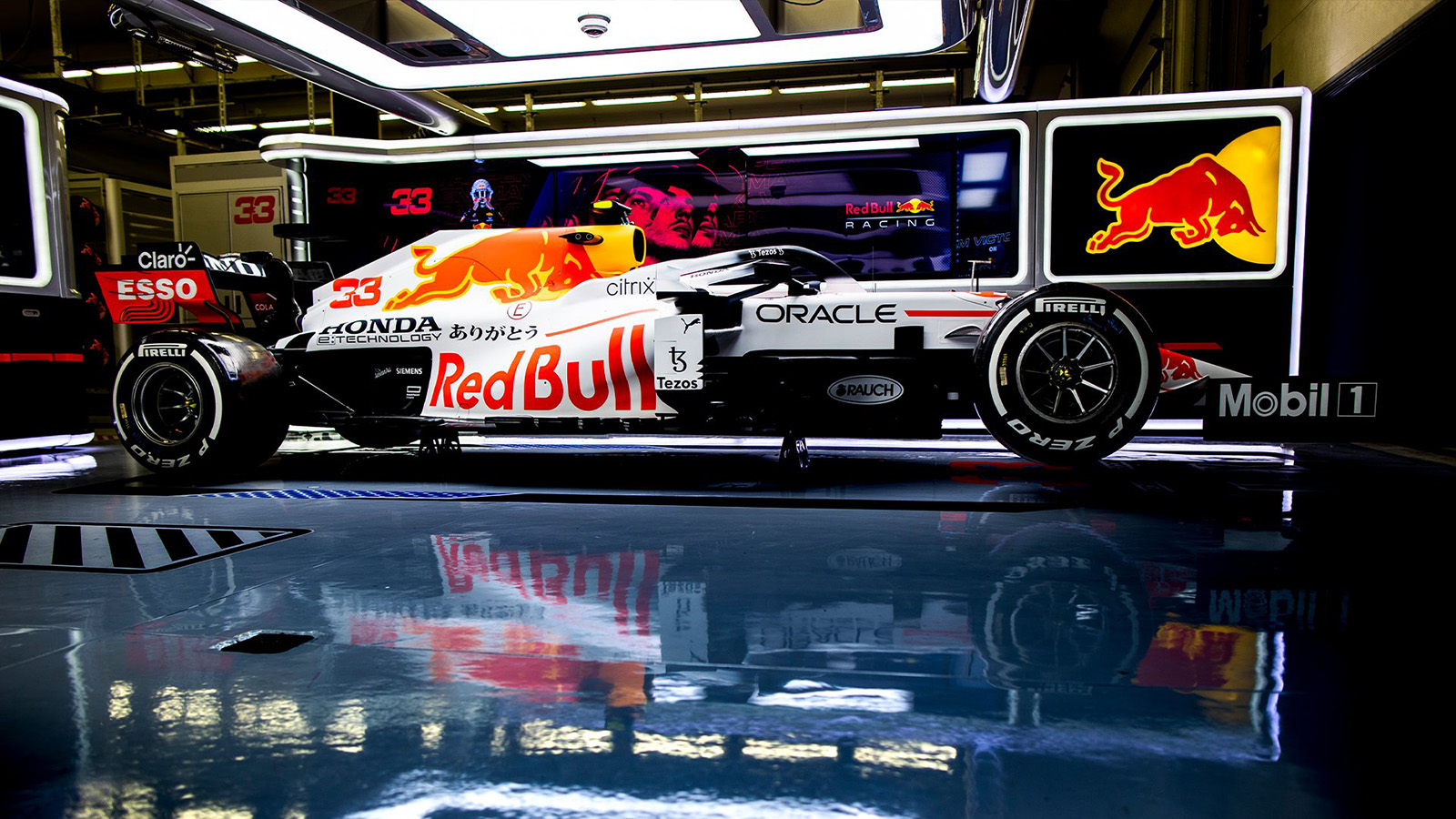 Red Bull: Λευκά μονοθέσια τιμώντας την Honda