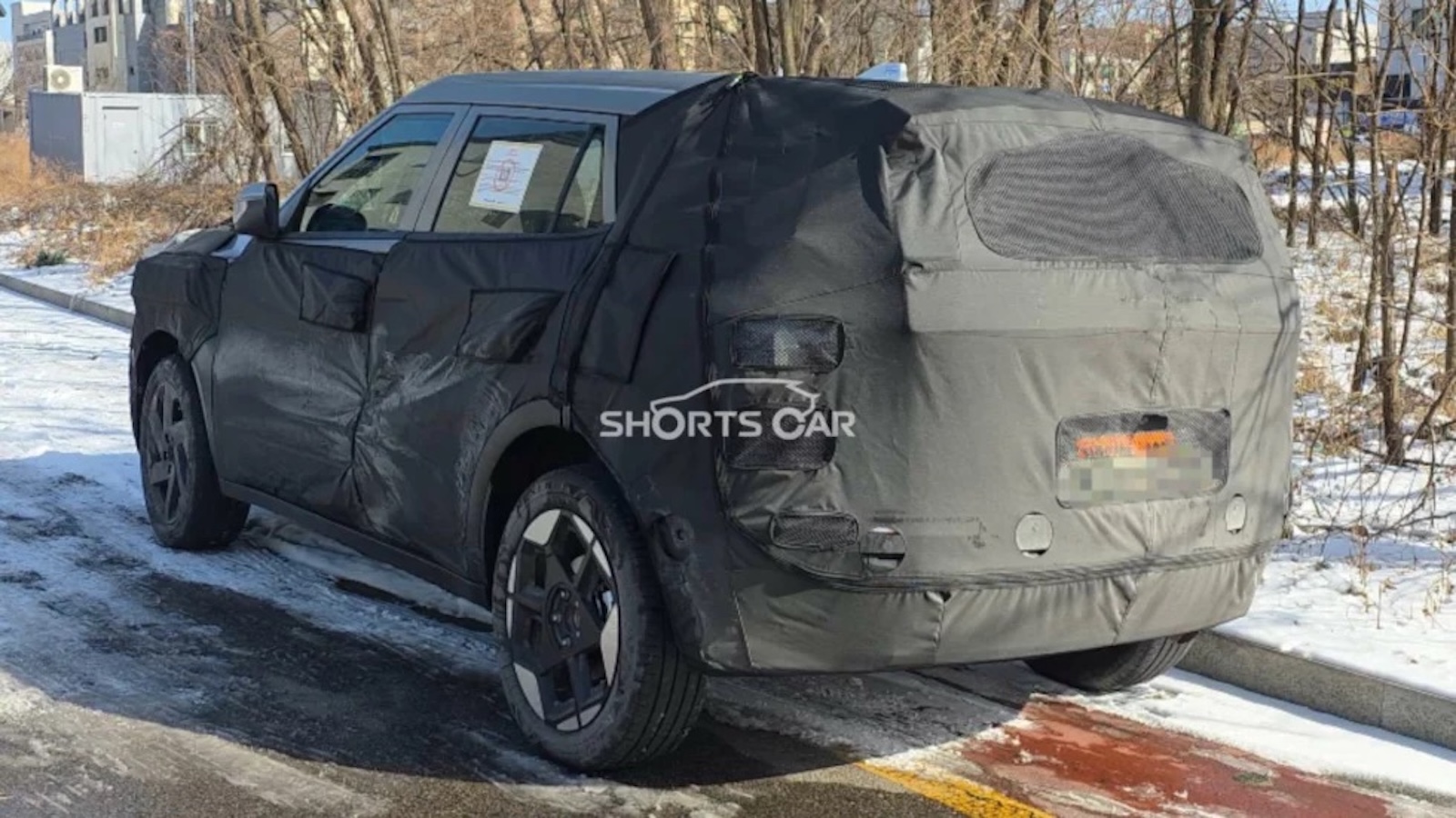 Η Hyundai φαίνεται πως αναθεωρεί τη στρατηγική της για το Kona. Αντί να ακολουθήσει τη συνηθισμένη συνταγή ενός facelift στη μέση του κύκλου ζωής της δεύτερης γενιάς, οι τελευταίες πληροφορίες που προκύπτουν από κατασκοπευτικές φωτογραφίες δείχνουν ότι το project οδηγείται απευθείας σε τρίτη γενιά.