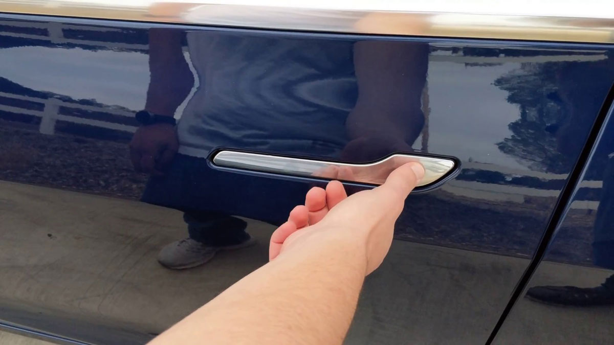 Κάτοχοι Tesla εγκαθιστούν kits χειροκίνητου ανοίγματος πόρτας 