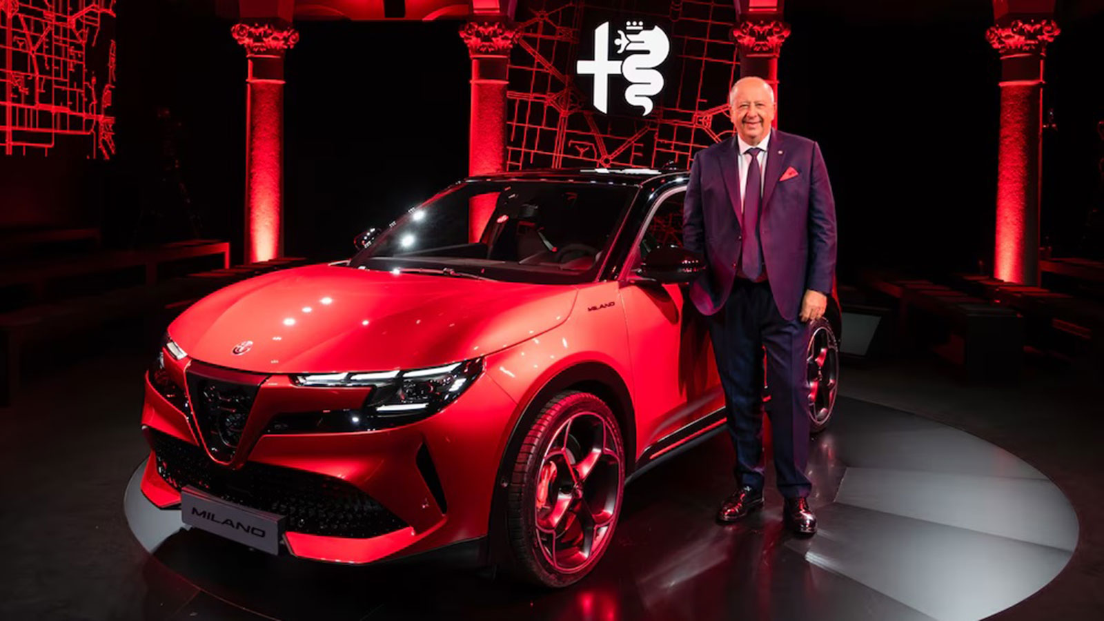 Ο Jean-Philippe Imparato δίπλα στην νέα Alfa Romeo Milano.

