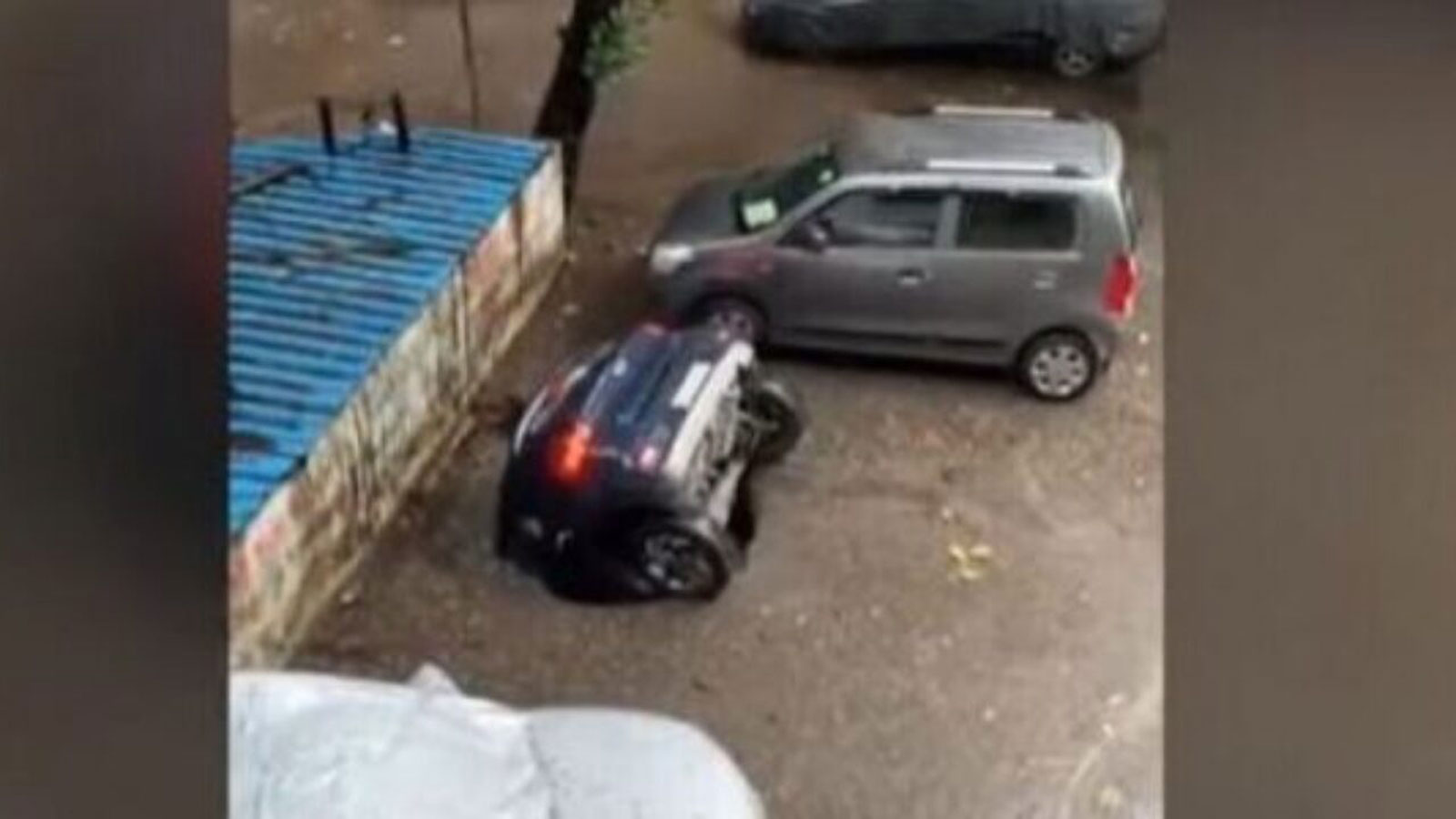 Βίντεο-σοκ: «Άνοιξε» η γη και κατάπιε ένα αυτοκίνητο!
