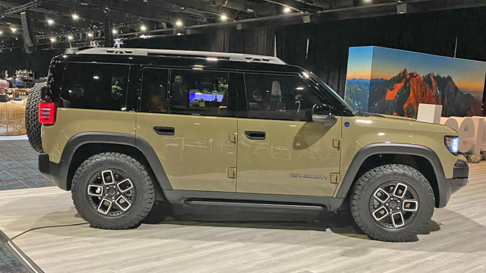 Εμφανίστηκαν σε εκδήλωση τα ηλεκτρικά Jeep Recon και Wagoneer