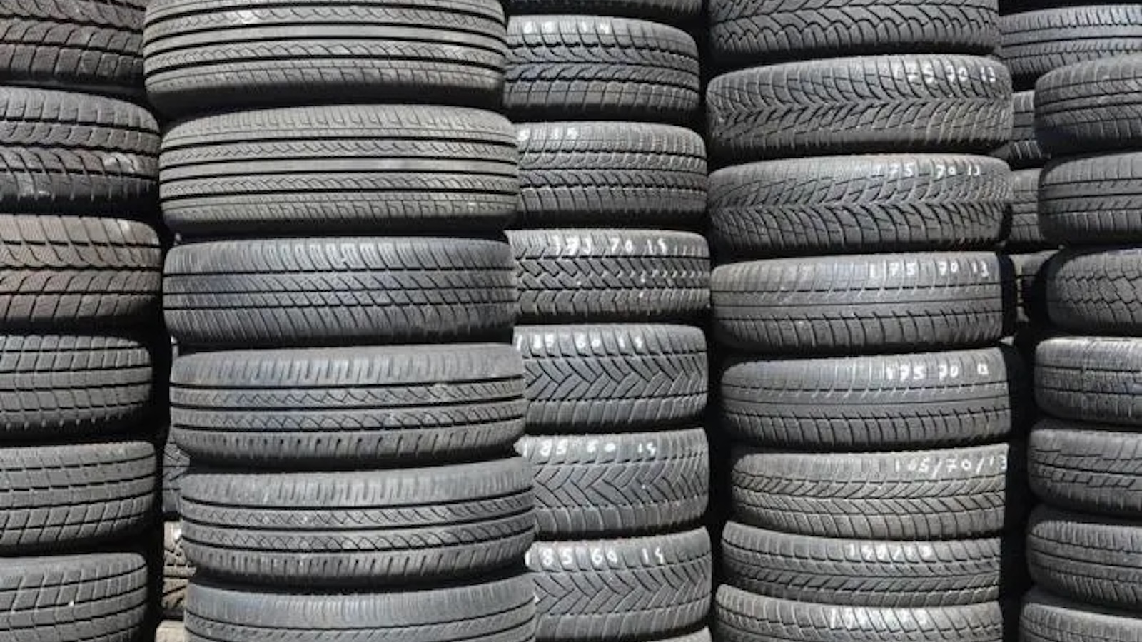 Η Ε.Ε. επιβάλλει δασμούς έως 45,3% στα κινεζικά ελαστικά. Η Ε.Ε. επιβάλλει δασμούς έως 45,3% στα κινεζικά ελαστικά.