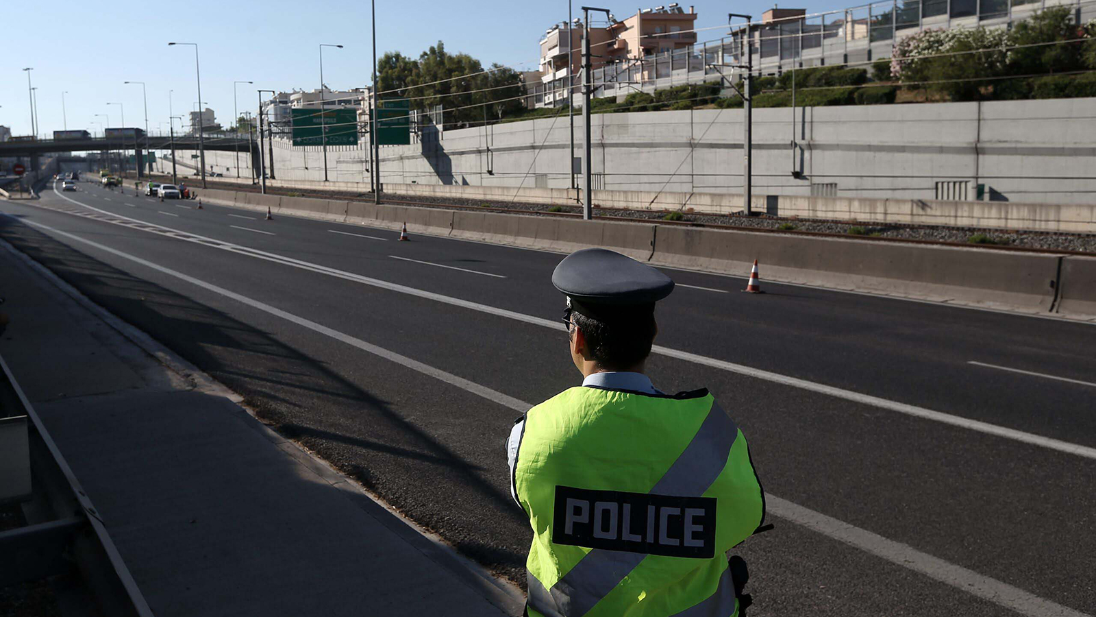 56χρονος έκανε όπισθεν στη ΛΕΑ της Αττικής Οδού για 1,5 χιλιόμετρο 56χρονος έκανε όπισθεν στη ΛΕΑ της Αττικής Οδού για 1,5 χιλιόμετρο