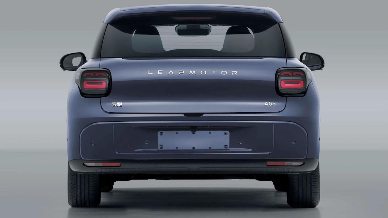 Σχεδιαστικά, ακολουθεί τη μίνιμαλ γραμμή της εταιρείας, με λεπτά φωτιστικά σώματα και μια στιβαρή παρουσία που θυμίζει το μεγαλύτερο B10.