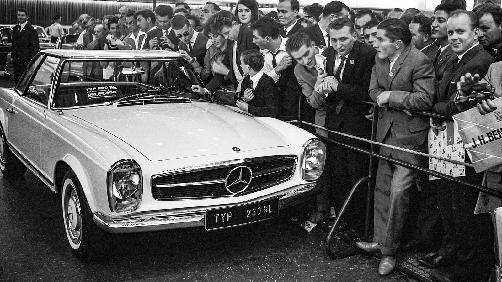 Η Mercedes 230 SL έγινε 60 χρονών