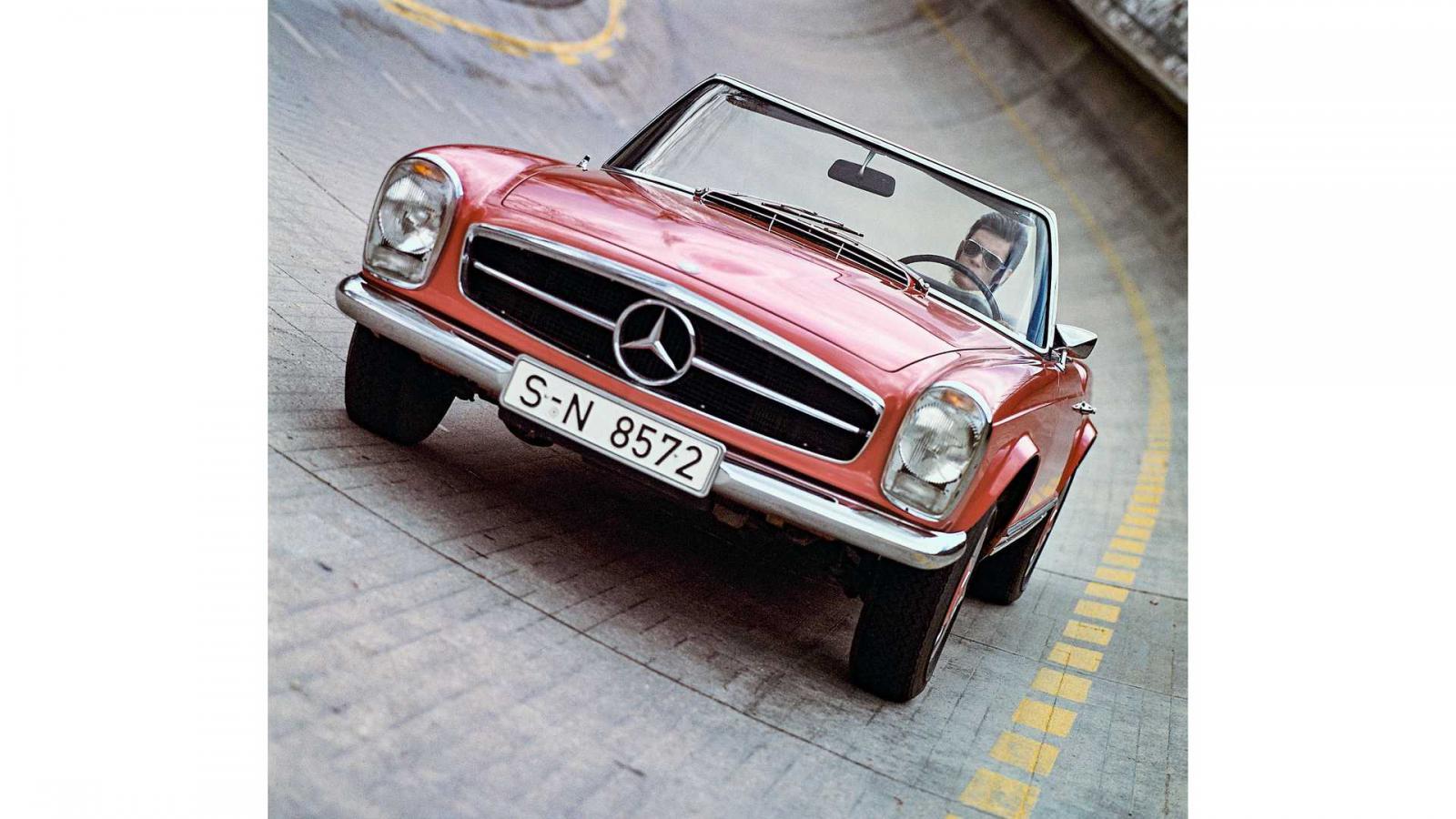 Η Mercedes 230 SL έγινε 60 χρονών