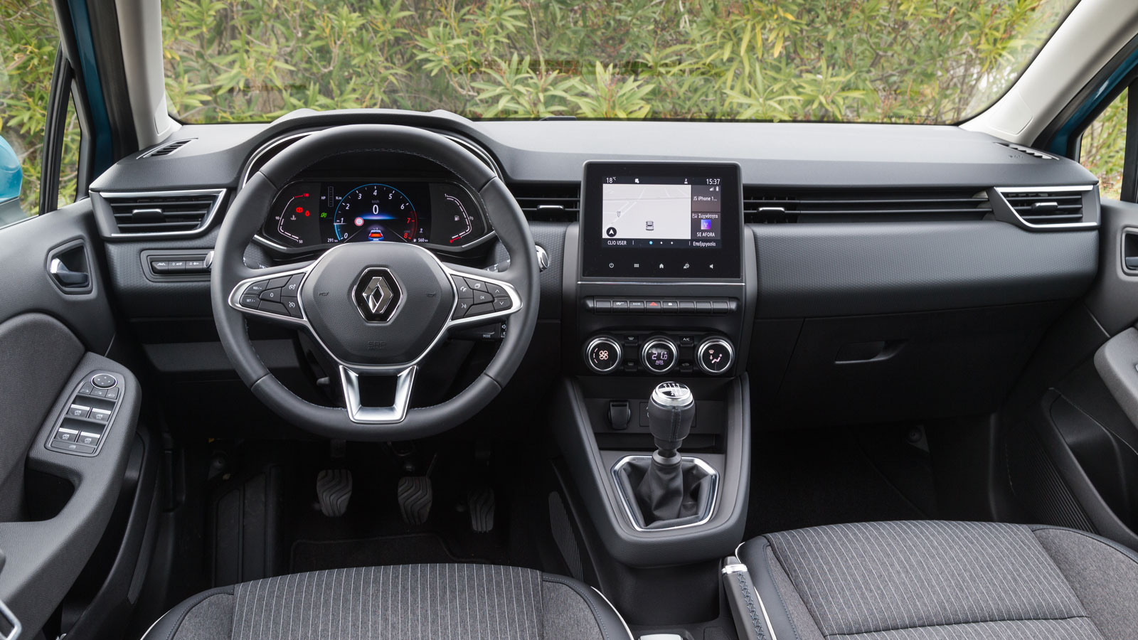 Το Renault Clio χωράει άνετα 4 ενήλικες επιβάτες και έχει διαθέσιμο χώρο αποσκευών 391 λίτρα