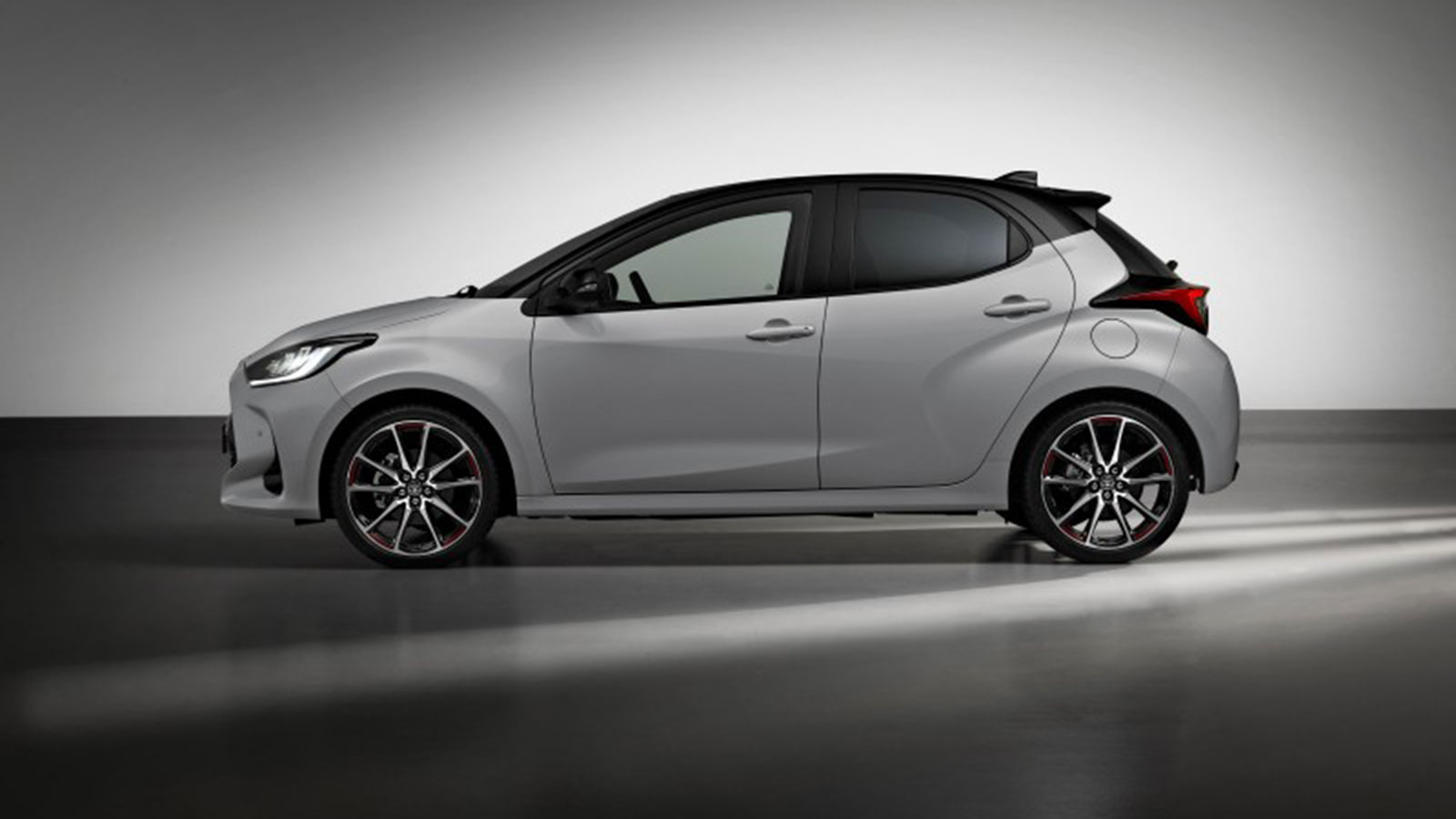 Το νέο Toyota Yaris GR Sport δεν κρύβει το DNA του