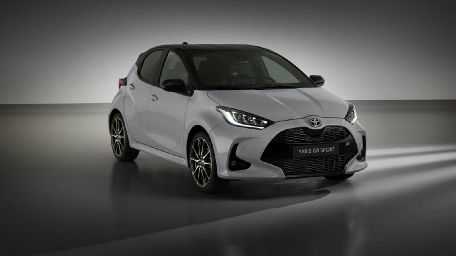 Το νέο Toyota Yaris GR Sport δεν κρύβει το DNA του