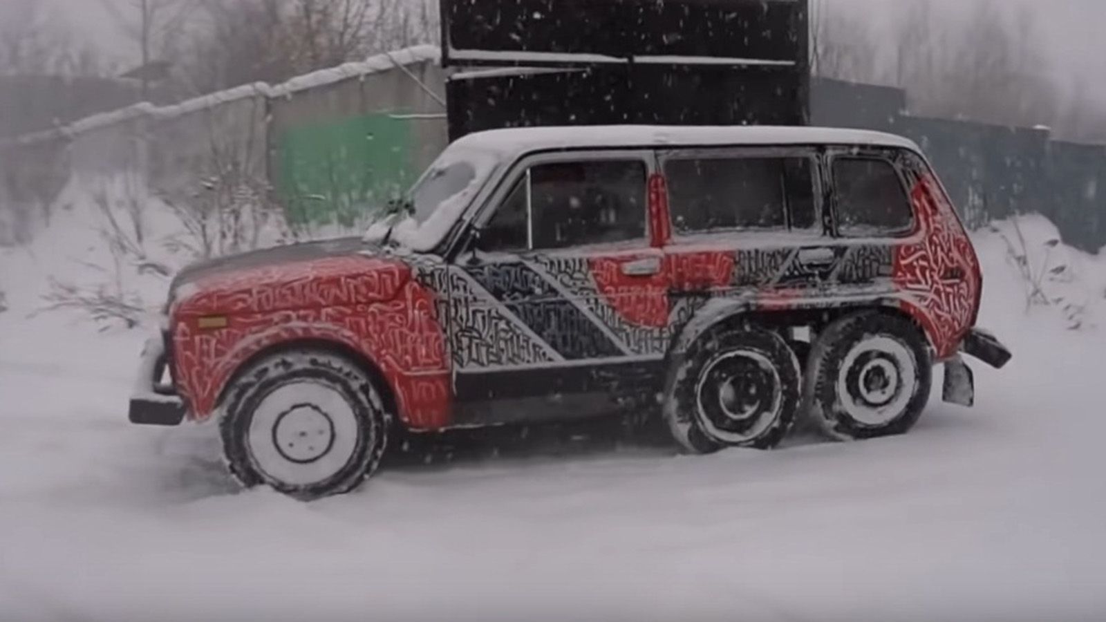 Το μοναδικό Lada Niva στον κόσμο με 6 τροχούς [video]
