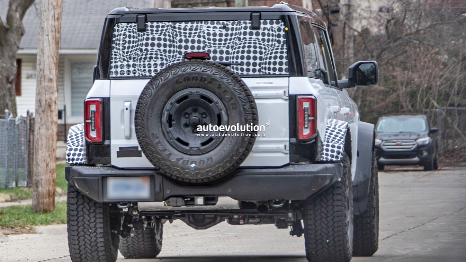 Στο πίσω μέρος, οι συνολικές γραμμές του αμαξώματος διατηρούν τον αναγνωρίσιμο τετραγωνισμένο χαρακτήρα τους με μικρές βελτιώσεις στις λεπτομέρειες. Στο πίσω μέρος, οι συνολικές γραμμές του αμαξώματος διατηρούν τον αναγνωρίσιμο τετραγωνισμένο χαρακτήρα τους με μικρές βελτιώσεις στις λεπτομέρειες.