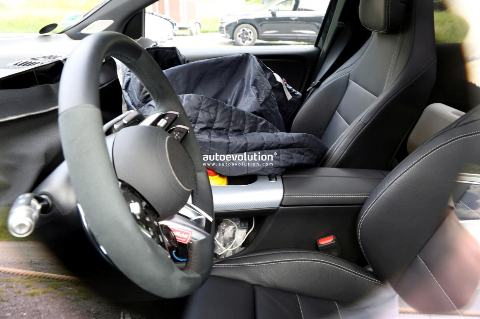 Στο νέο σπορ τιμόνι της AMG, οι capacitive touch sliders αποτελούν παρελθόν. Στη θέση τους επιστρέφουν τα φυσικά, αναλογικά κουμπιά και οι κλασικοί περιστροφικοί διακόπτες με τις ενσωματωμένες οθόνες για τη διαχείριση των driving modes.

