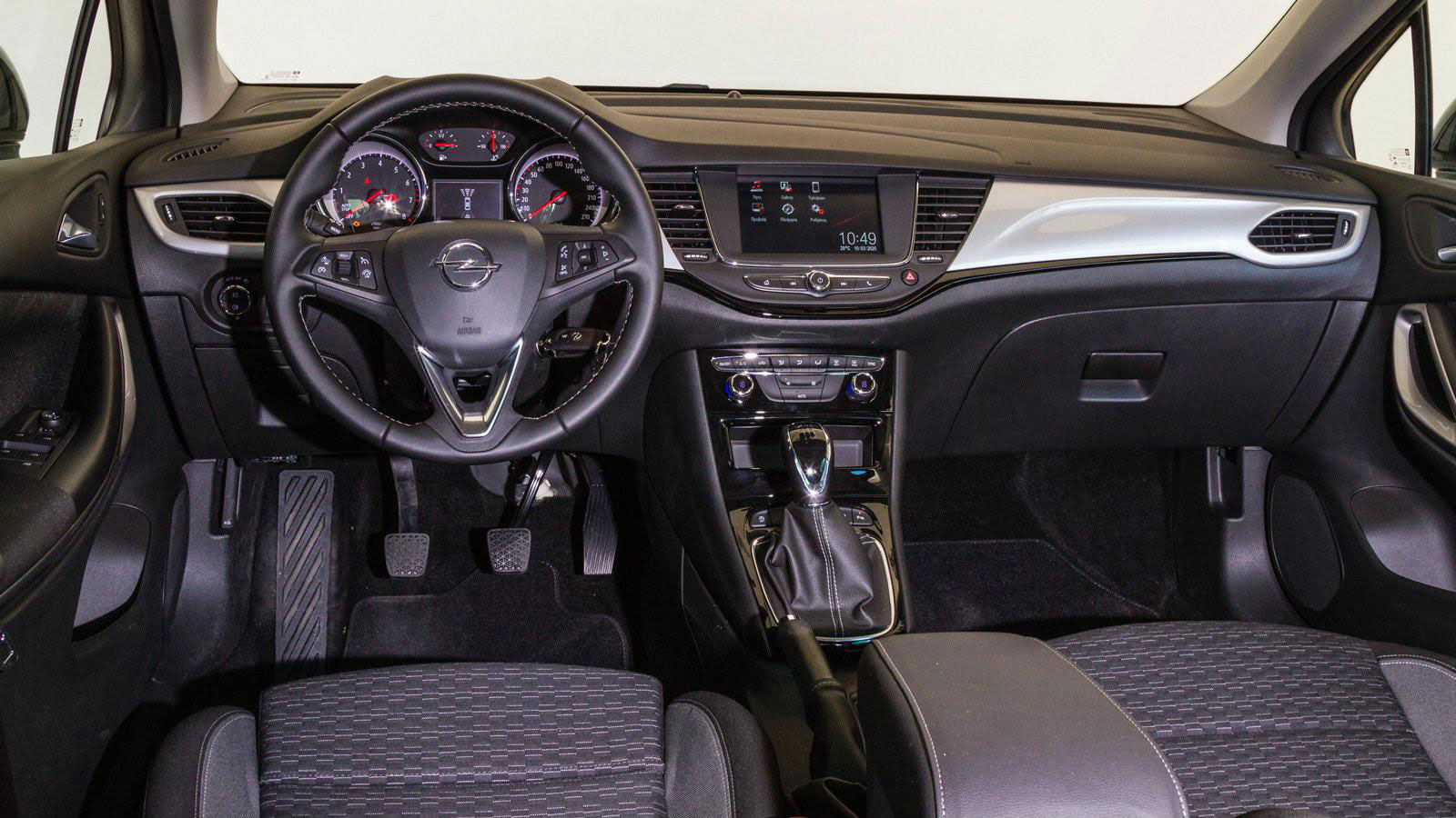 Opel Astra: Κορυφαίο για τα γόνατα των πίσω
