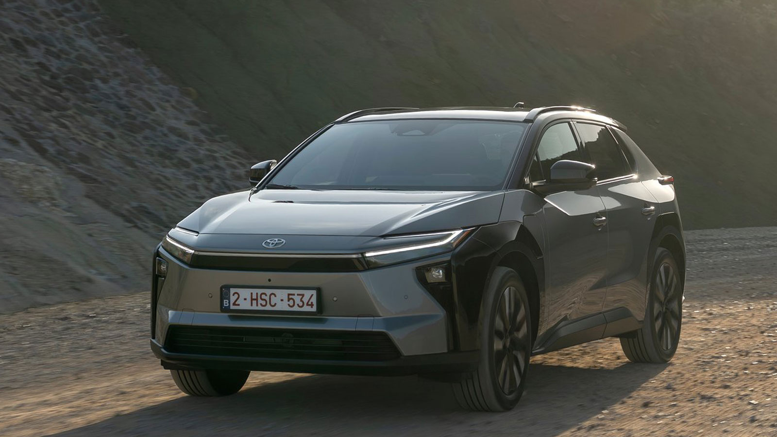 Toyota bZ4X AWD: Το ηλεκτρικό SUV που δεν φοβάται χώμα & off-road Toyota bZ4X AWD: Το ηλεκτρικό SUV που δεν φοβάται χώμα & off-road