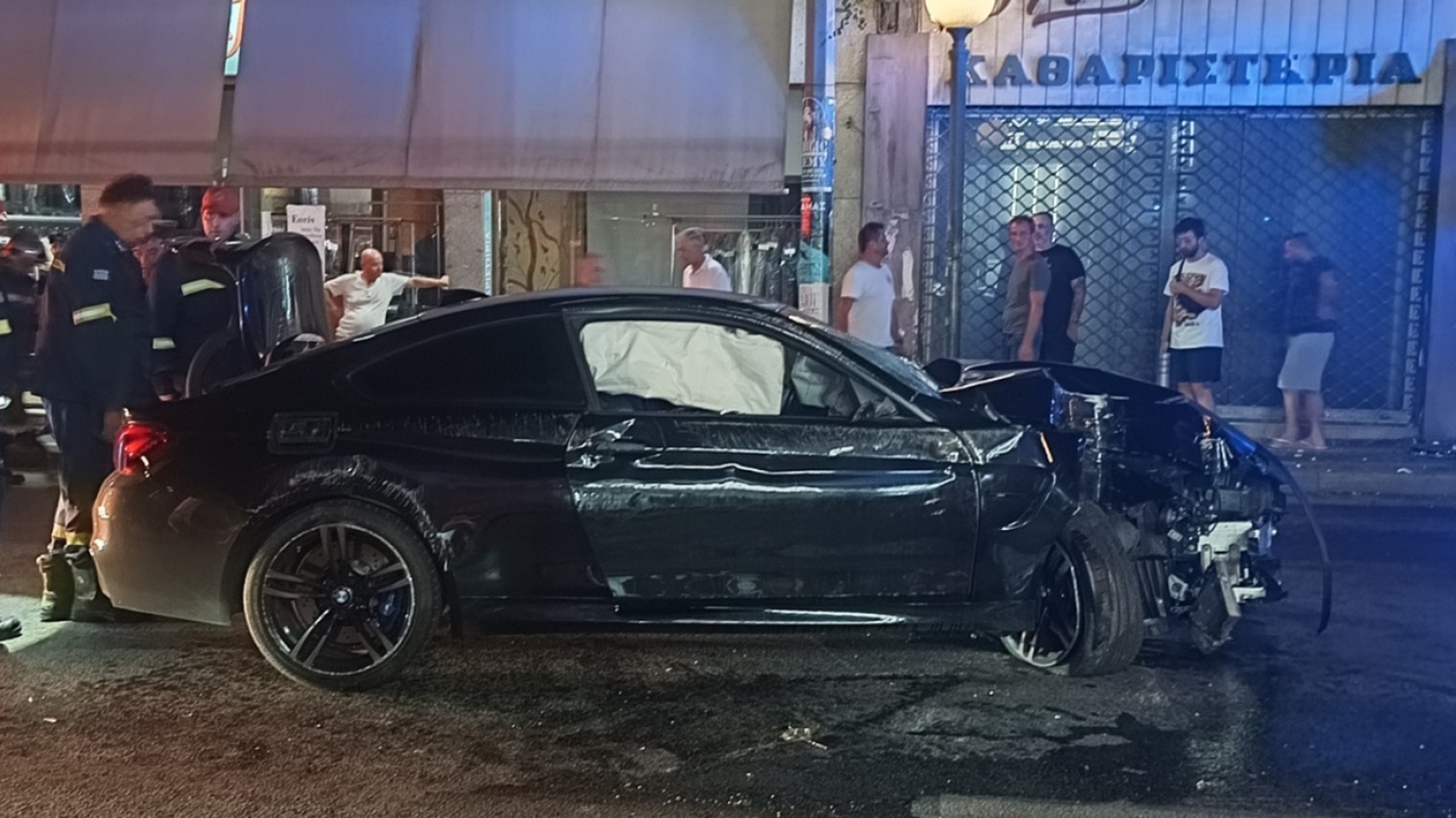 Τροχαίο στη Λ. Βουλιαγμένης - Εγκατέλειψαν το ΙΧ οδηγός & επιβάτες Τροχαίο στη Λ. Βουλιαγμένης - Εγκατέλειψαν το ΙΧ οδηγός & επιβάτες