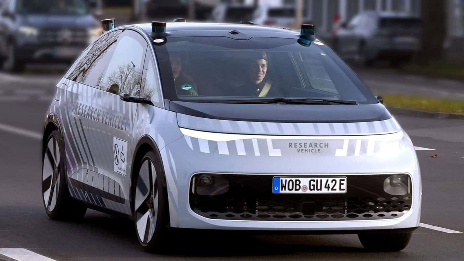 Αυτό το Volkswagen κυκλοφορεί χωρίς πεντάλ και τιμόνι 