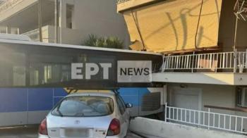 Ακυβέρνητο λεωφορείο βρέθηκε σε μπαλκόνι στου Παπάγου