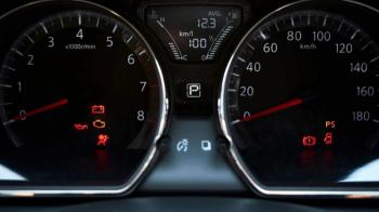 Το λαμπάκι στο καντράν που κανείς δεν ξέρει τι σημαίνει